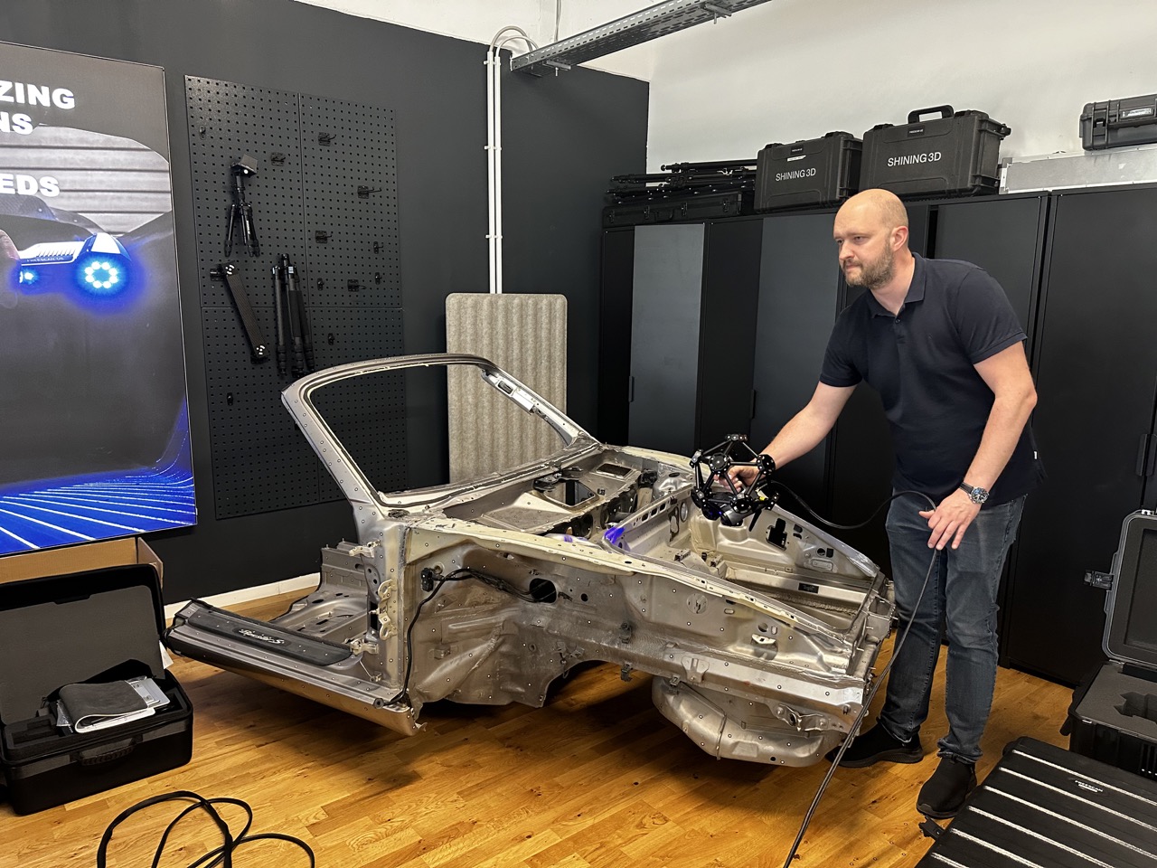 Testen des neuen FreeScan Trak Pro 2 im deutschen SHINING 3D Hauptquartier